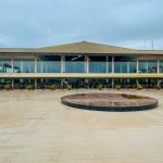 No prédio principal do Vila Galé Touros fica a recepção e o restaurante em formato de buffet, além de um bar e salas sociais