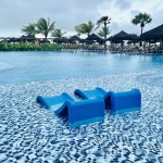 O Vila Galé conta com piscinas climatizadas de diferentes profundidades, além de oferecer serviço no bar molhado