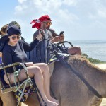 Passeio de dromedário é uma das atrações para fotografia nas dunas de Jenipabu