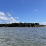 A lagoa de Guaraíras é um destino propício para famílias por ser rasa e ter correnteza fraca