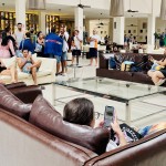 Por conta da forte chuva, o lobby foi usado como área social
