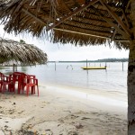 A ilha da restinga contém formações de cadeiras e mesas com guarda-sóis convencionais e quisques de palha, além da rede dentro da aguá, oferecendo uma experiência singular ao visitante