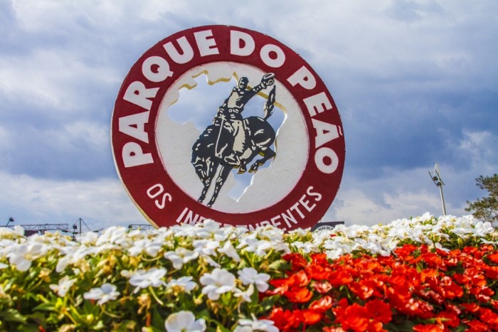 Festa do Peão de Barretos espera cerca de 1 milhão de visitantes 3 Entre as principais atrações estarão rodeio internacional, finais dos campeonatos nacionais, mais de 100 shows espalhados por 4 palcos e apresentações culturais