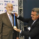 Leonel Rossi, da Abav Nacional  recebe medalha de Pedro Janot por parceria com a Azul