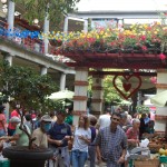Mercado reúne turistas e moradores locais em busca dos melhores produtos