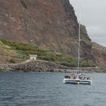 Passeios em catamará para banhos próximo à falésia de Cabo Girão