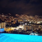 Piscina de borda infinita no alto do hotel Savoy Palace com vista sobre Funchal