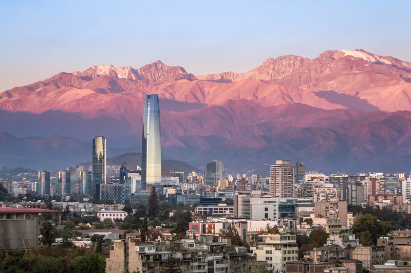 Chile pede que turistas se informem sobre emergência por incêndios florestais 1 Aaerial view of Santiago skyline at sunset with Costanera skyscraper and Andes Mountains - Santiago, Chile