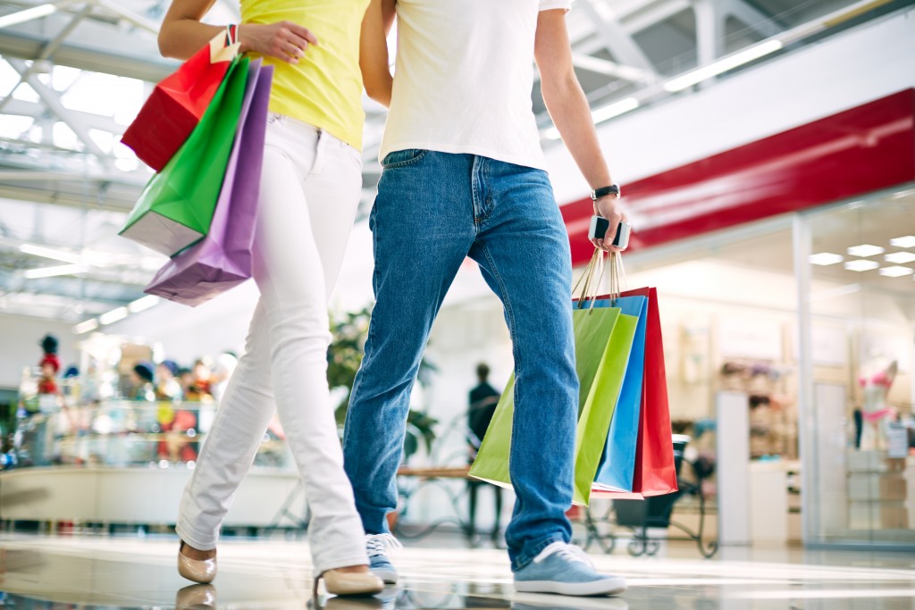 Destinos 7 couple walking mall Destinos