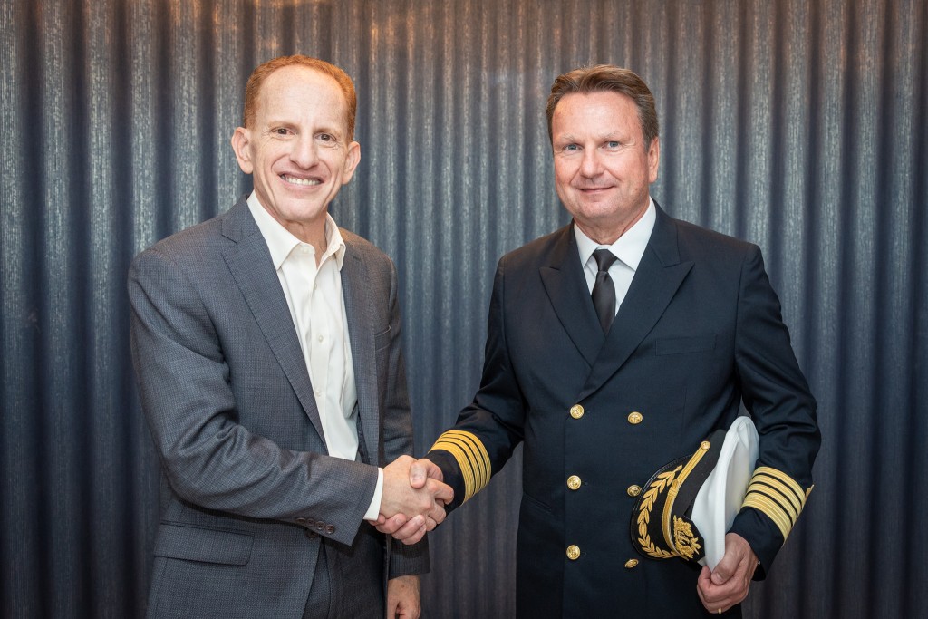 Com amplo espaço aberto e pista de kart, NCL recebe o novo Norwegian Prima; fotos 2 harrysommerpresidentandceonclandcaptainrogergustavsen-pctoalivecoverage