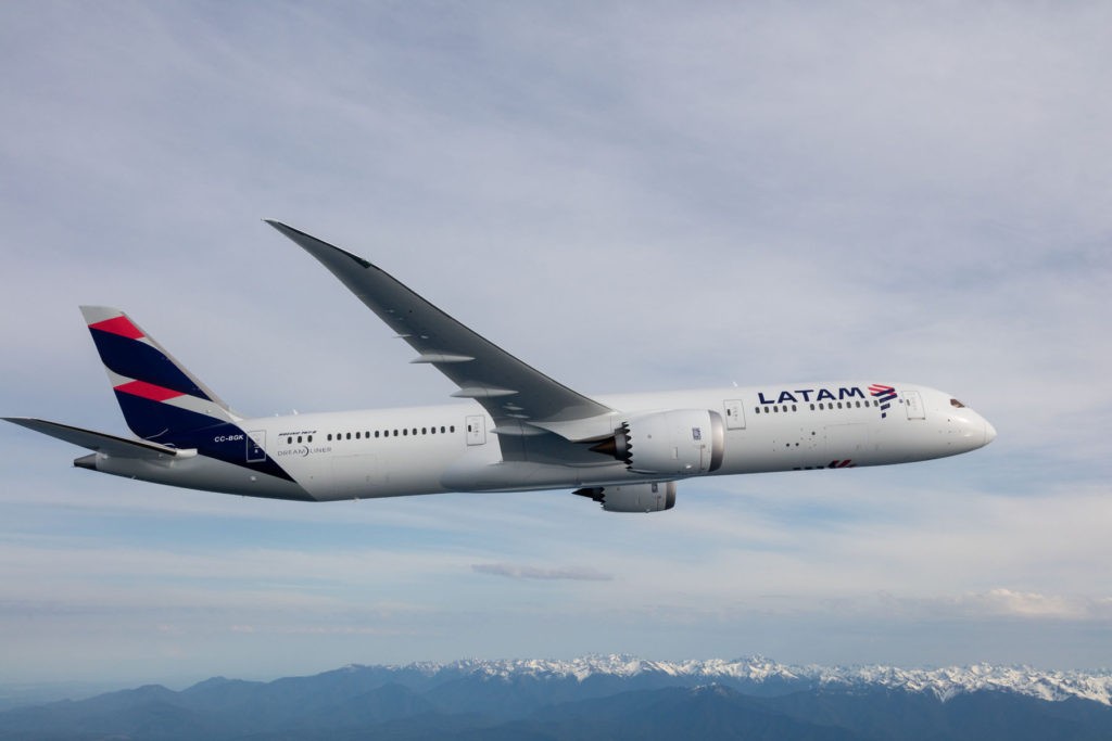 Latam dobra oferta entre Brasil e Chile com novos voos de Curitiba e Florianópolis LATAM Boeing 787-9 Dreamliner photographed on May 13, 2016 from Wolfe Air Aviation Learjet 25B.