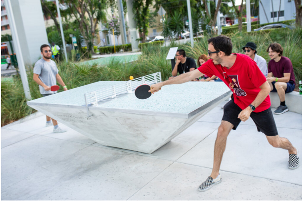 Miami é eleita como um dos melhores lugares do mundo para visitar 1 O ping pong é uma das atividades disponíveis no parque The Underline, em Miami (Foto: reprodução)