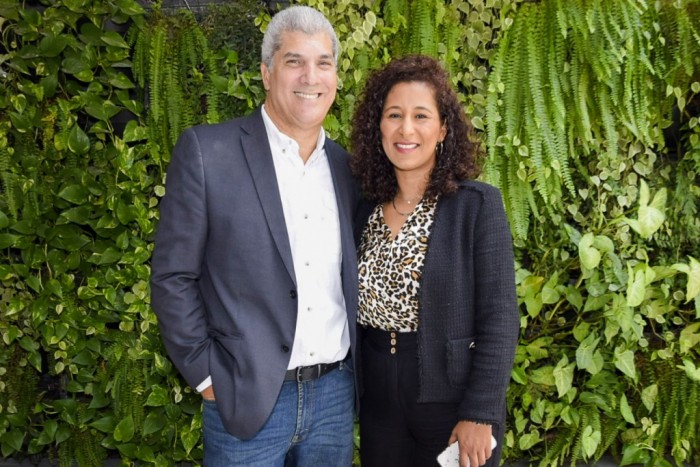 Com preços competitivos, Satguru lança pacotes completos para Copa no Catar Luis Carlos Borges, consultor Comercial e Ana Paula Dias, gerente Geral da Satguru (Foto: Ana Azevedo/M&E)