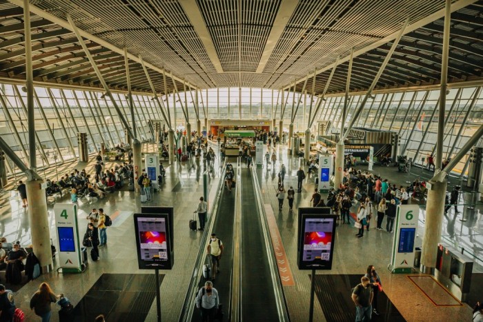 Aeroporto de Brasília registra 6 milhões de viajantes no primeiro semestre do ano Fluxo dos seis primeiros meses do ano é 53% maior que 2021, mas o aeroporto ainda movimenta 2 milhões a menos que antes da pandemia (Foto: reprodução)