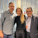 Marcos Barros e Juliana Pisani, da Universal, com Luiz Teixeira, da Gol, em Orlando