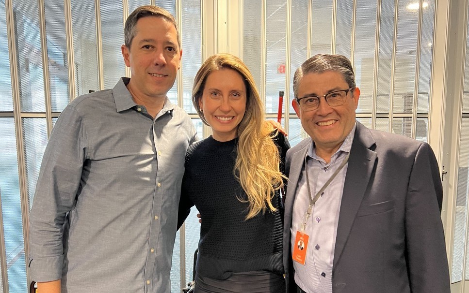 Marcos Barros e Juliana Pisani, da Universal, com Luiz Teixeira, da Gol, em Orlando