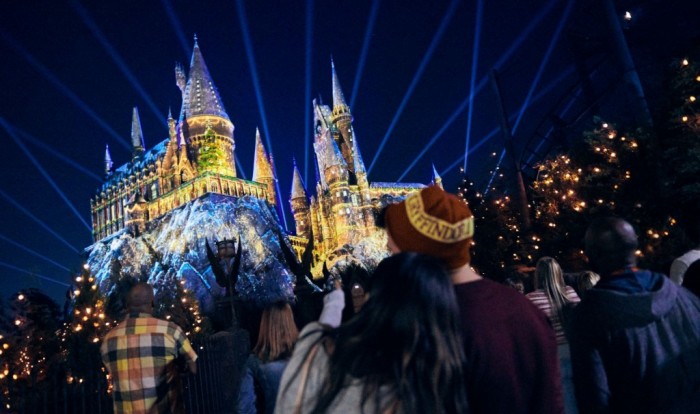 Celebrações de fim de ano da Universal começam no dia 12 de novembro 1 Durante a temporada, os visitantes terão em sua programação inúmeras experiências nos parques e resorts do complexo