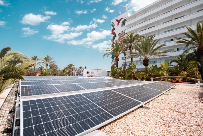 Palladium amplia quantidade de painéis fotovoltaicos para geração de energia sustentável 1 Ushuaïa Ibiza Beach Hotel (1)