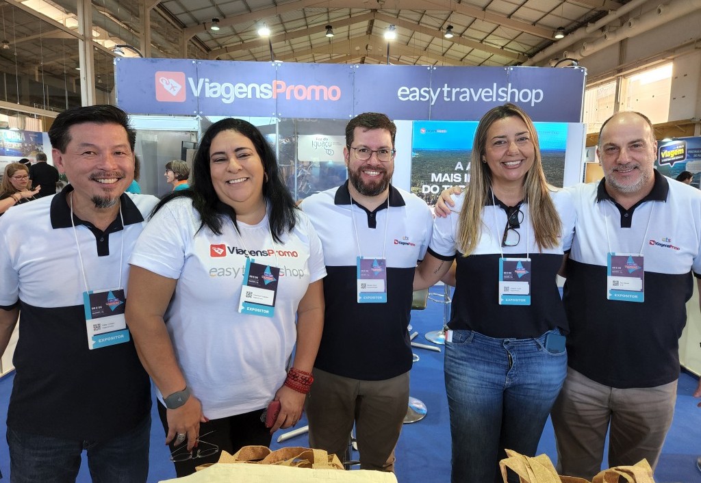 ViagensPromo e ETS capacitam 350 agentes durante o Festival de Turismo de Alagoas Valter Onishi, gerente de vendas geral, Verônica Coutinho, executiva Pernambuco, Renato Alves, diretor, Cinthya Costa, gerente regional NorteNoroeste, da ViagensPromo, e Ary Xavier, ETS