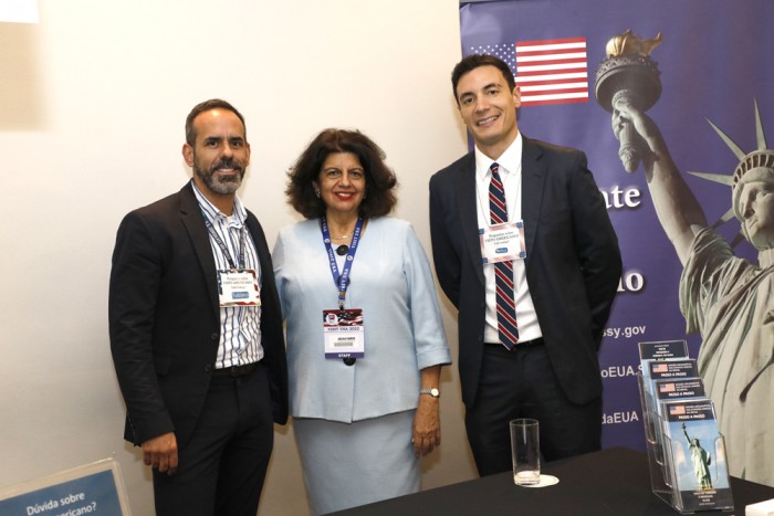 Visit USA 2022: Consulado dos EUA está emitindo mais vistos do que no período pré-pandemia Jussara Haddad, entre Fabiano e Joshua, do Consulado Americano (Foto: Eric Ribeiro)