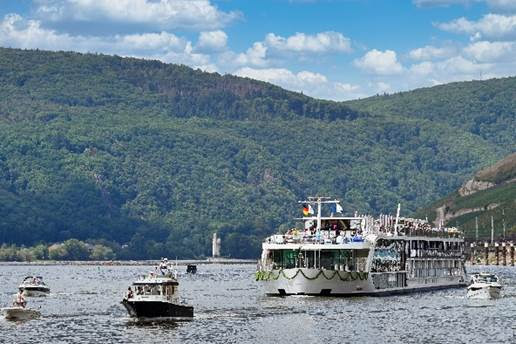 O AmaLucia oferece 78 cabines, a maioria com varandas duplas, há ainda, uma trilha para caminhada no Sun Deck, piscina com bar aquático (Foto: reprodução)