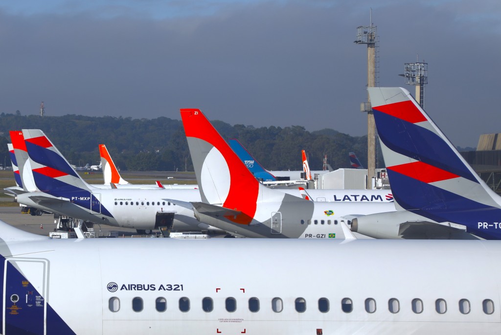 gol latam aeroporto aeronave eric ribeiro mE Gol e Latam suspendem operações em Porto Alegre até o dia 30 de maio