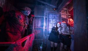 Universal revela últimas casas e programação completa do Halloween Horror Nights 2023