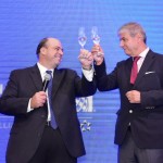 Alex Savic e Marcel Fuchs, da United Airlines, celebram o sucesso da companhia no Brasil