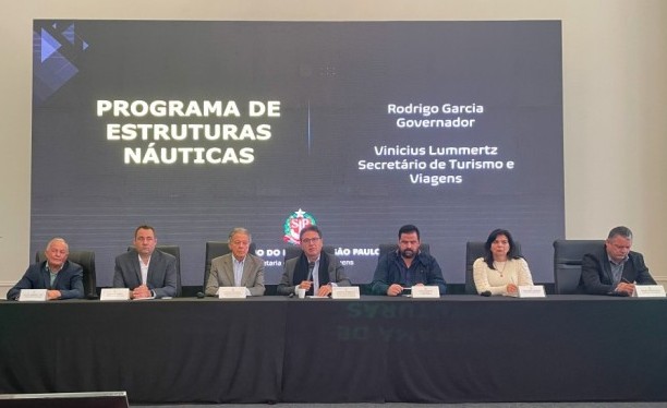 Autoridades durante a solenidade da assinatura da Ordem de Serviço das Estruturas Náuticas do Estado de São Paulo (Foto: Ana Azevedo/M&E)