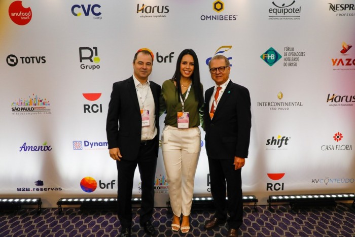 IV Fórum Nacional da Hotelaria reúne especialistas em São Paulo nesta segunda (12); veja fotos 1 Rafaelle Ceccere, da R1, Priscila Bibiano e Orlando de Souza, do FOHB (Foto: Eric Ribeiro)