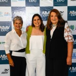 Carolina Vasconcelos, da secretaria de turismo de Ipojuca, Milu Megale, secretaria de turismo do estado de Pernambuco, e Magda Nassar, presidente da Abav Nacional