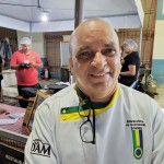 Chef Cláudio Procópio a caráter no espaço de sabores