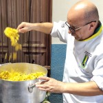 Com a mão na massa, chef Cláudio Procópio prepara os menús