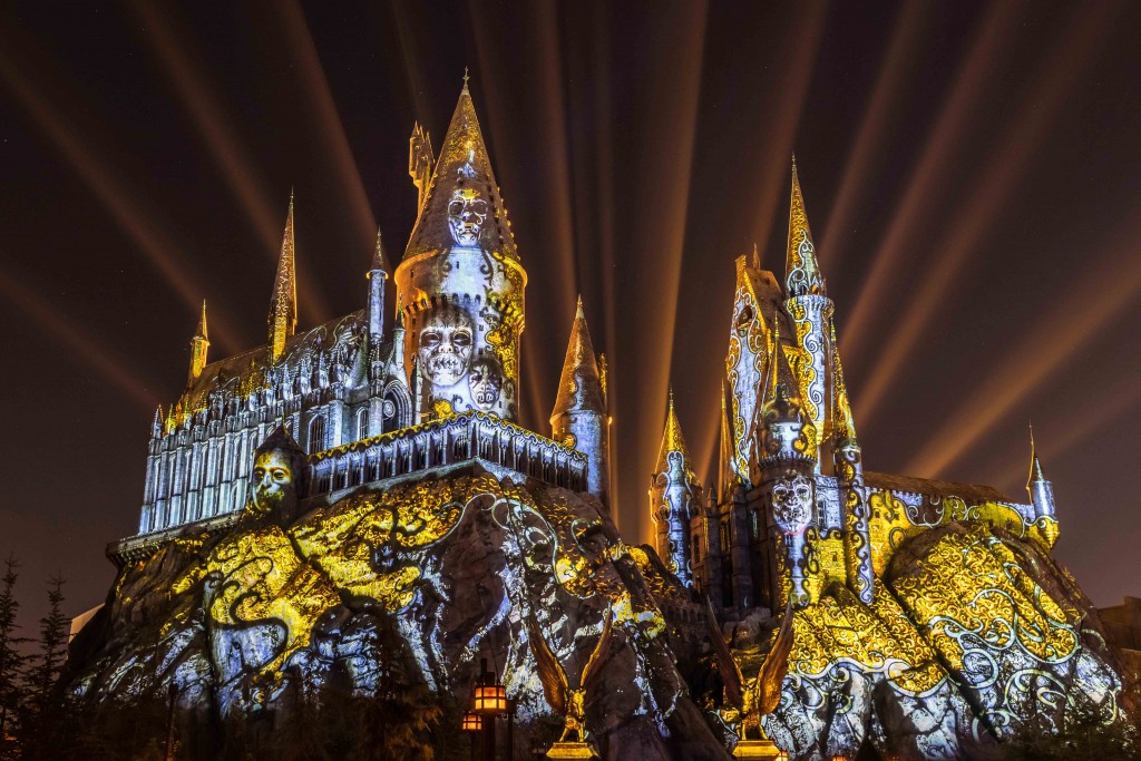 Universal anuncia retorno do espetáculo de Harry Potter 'Dark Arts at Hogwarts Castle' The Dark Arts at Hogwarts Castle Light Projection Show at Universal Studios Hollywood
