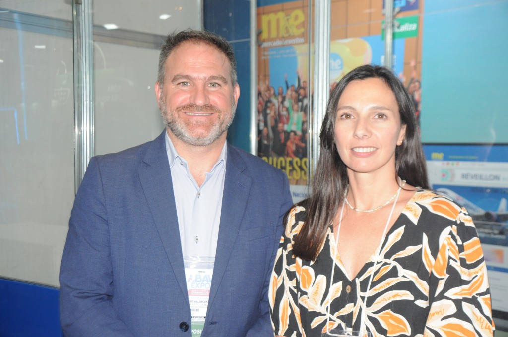 Número de brasileiros em Salta e Jujuy mais do que dobra após voo direto da Aerolíneas 1 Diego Valdecantos, secretário de Turismo de Jujuy, e María Eugenia Cornejo, diretora executiva do Instituto de Promoção do Turismo de Salta