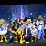 Equipe da Disney com os personagens da Turma do Mickey
