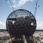 Construção da Spaceship Earth em 1981