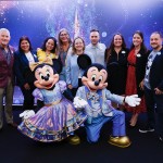 Mickey e Minnie, com a equipe da Disney