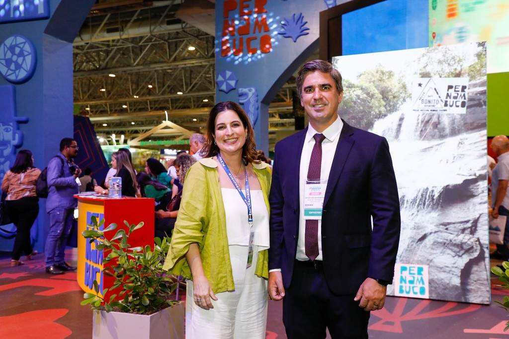 Setur-PE e Empetur levam estande para evento da Azul Viagens em BH Milu Megale, secretaria de turismo do estado de Pernambuco, e Antonio Baptista, presidente da Empetur