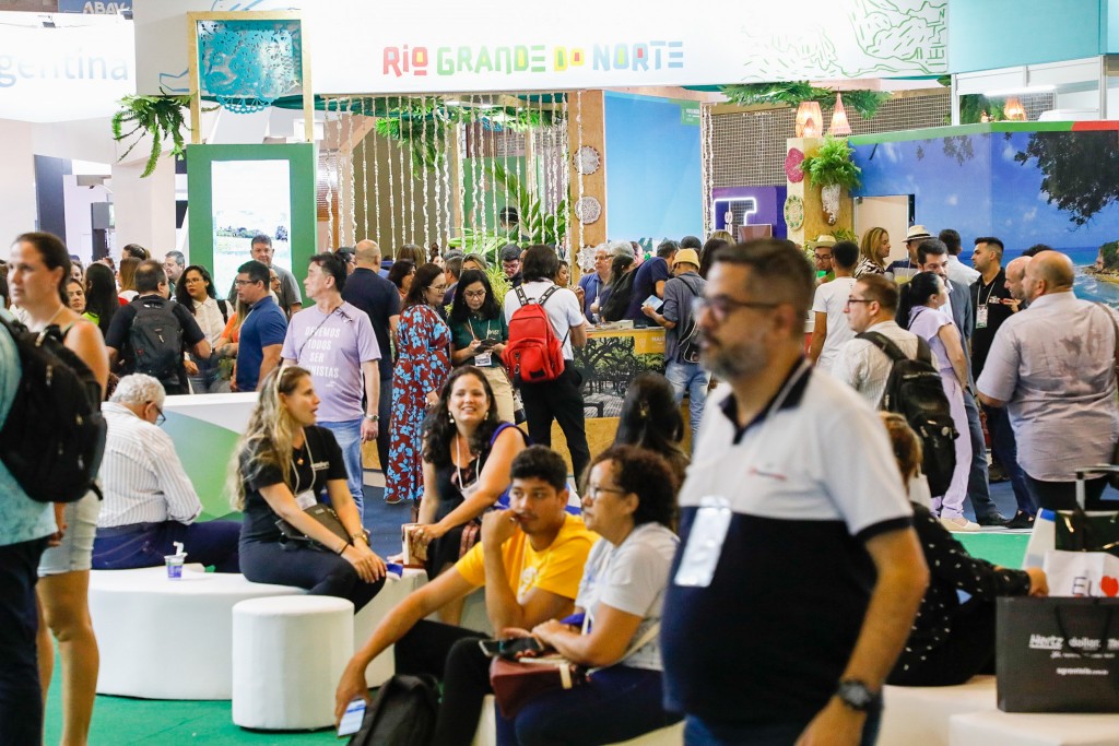 Movimentação intensa nos corredores do segundo dia da Abav Expo