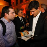 Pedro Menezes, editor-chefe do M&E, entrega a revista especial da Abav Expo 2022 para João Campos, prefeito do Recife