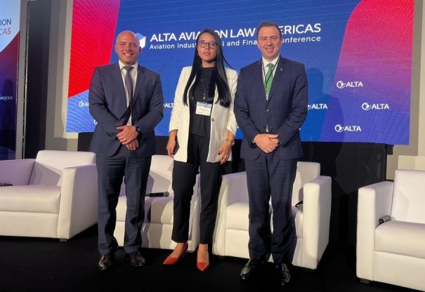 Alta discute medidas viáveis para a popularização do SAF na indústria de aviação 1 Pedro de la Fuente, da Iata, Johanna Cabrera, da Latam e Erasmo Battistela, da BSBios (Foto: reprodução)