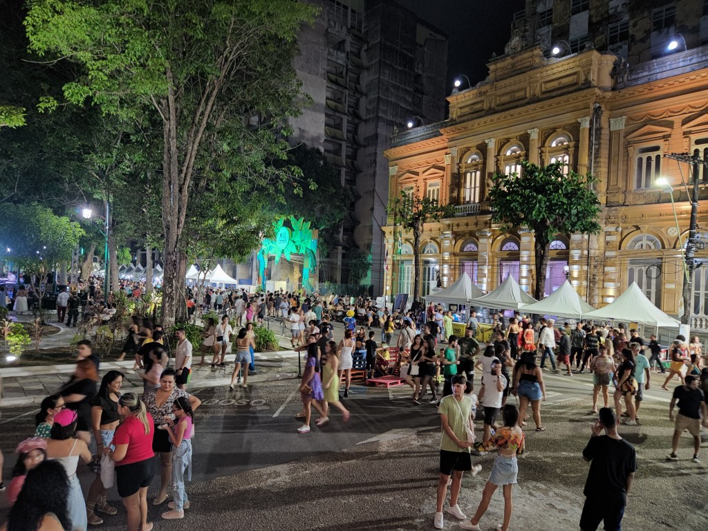 Praça Dom Pedro reúne gastronomia, atraçõe musicais e food truchs