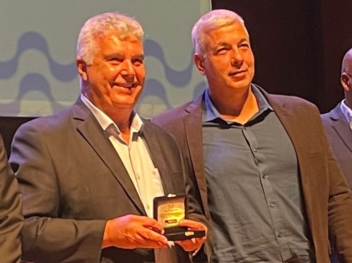 Riotur celebra 50 anos de fundação na Cidade das Artes 1 RIOTUR 50 ANOS ALFREDO LOPES RECEBE MEDALHA FOTO 1 27 SET 22 2 e1664391212300 Riotur celebra 50 anos de fundação na Cidade das Artes
