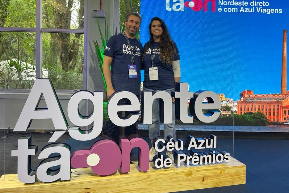 Azul Viagens reúne 200 agentes em edição do “Agente Tá ON" em Porto Alegre Ricardo Bezerra, Gerente Comercial da Azul Viagens, e Giulliana Mesquita, gerente de Produtos da operadora