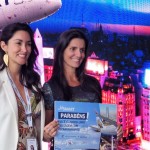 Veronica Marambio entrega passagem aérea sorteada para Luciana Guimarães