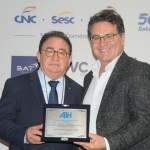 Vinicius Lummertz recebeu homenagem da ABIH Nacional, do presidente Manoel Linhares