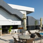 Hóspedes contam com área de lazer externa e piscina Hóspedes contam com área de lazer externa e piscina