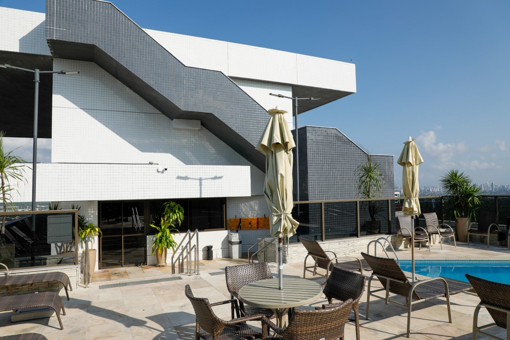 Hóspedes contam com área de lazer externa e piscina Hóspedes contam com área de lazer externa e piscina