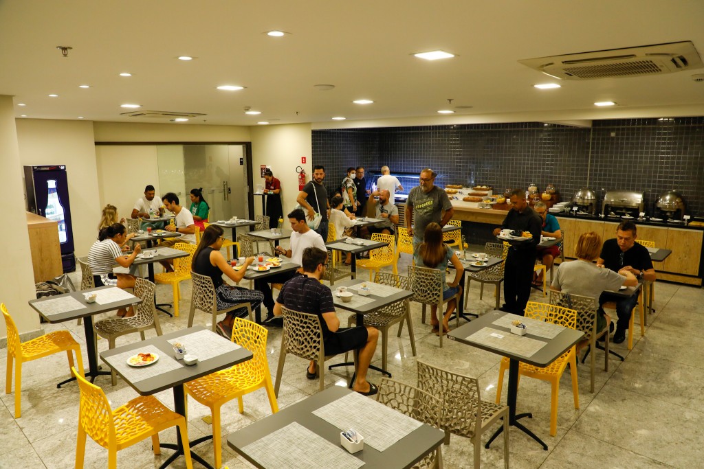 Restaurante do hotel no momento do café da manhã Restaurante do hotel no momento do café da manhã